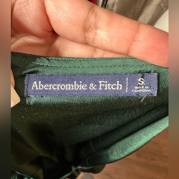 Abercrombie & Fitch - Picture 4 of 5